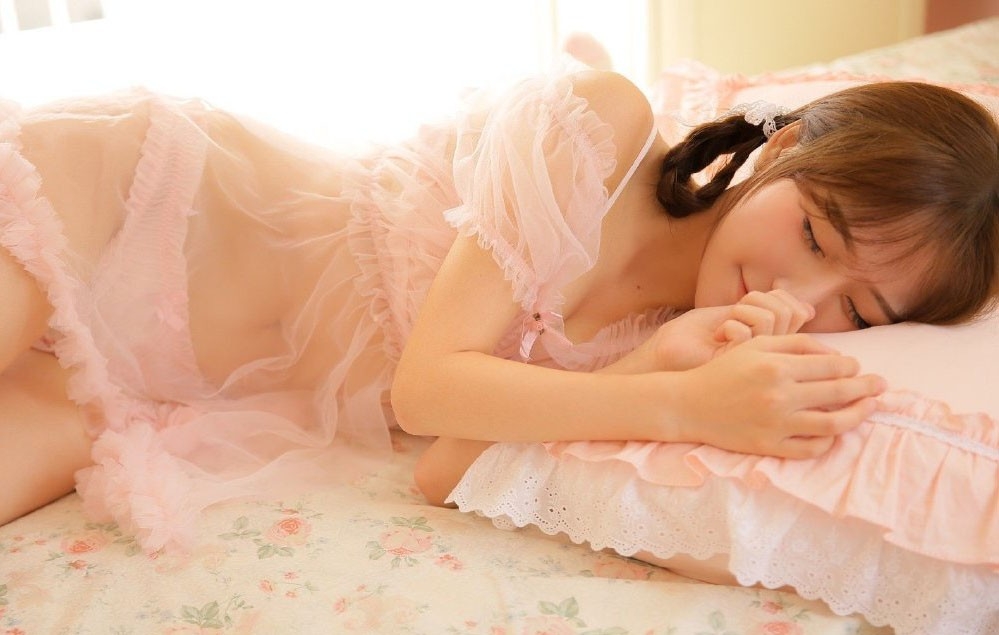 粉嫩羞涩的00后漂亮女生很甜很撩粉色蕾丝裙床上吃零食写真图片