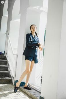 超美长腿女歌手赵小棠西服短裤楼梯间信步写真图片