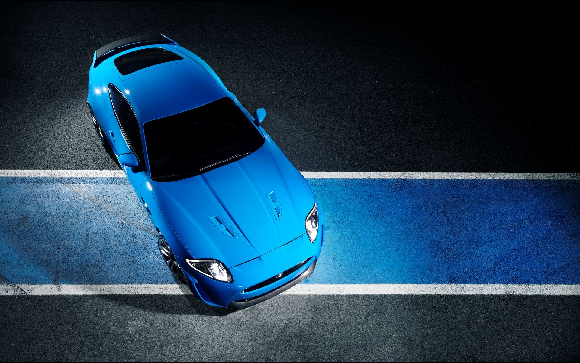 赛道飞驰的超酷捷豹XKR蓝色超级跑车壁纸图片