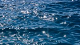 波光粼粼的海水，湖水水面风景图片