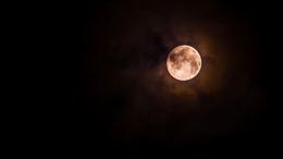 高清镜头下的月亮，月球表面唯美静谧景色图片