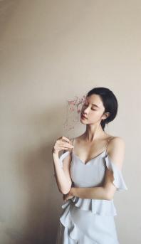 刘丁菡麻花辫发型性感低胸长裙气质写真图片