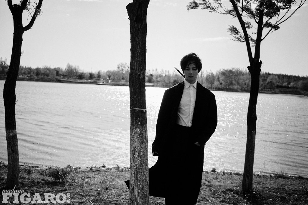 尹正一个人在湖边诠释忧郁，孤单，伤感风格写真图片
