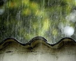 江南风景，潺潺细雨，下雨中的屋檐唯美意境景色图片