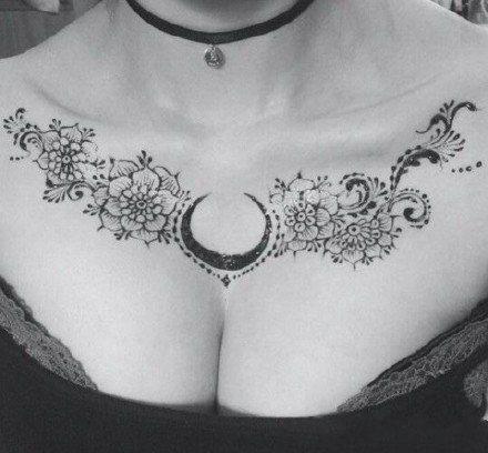 性感、个性、另类的女性胸前，肩胛处花卉类纹身大图案图片作品