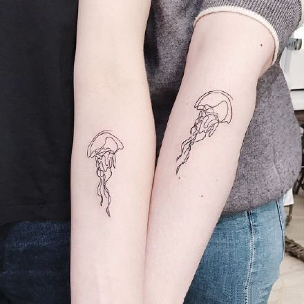 触须好多的水母纹身，纹在女生身体各部位的可爱水母纹身图案作品
