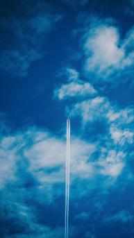 飞机划过的天空，恶劣天气云层高清摄影风景手机壁纸