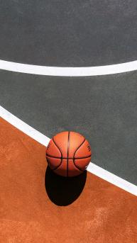 实拍篮球场上的篮球高清手机壁纸