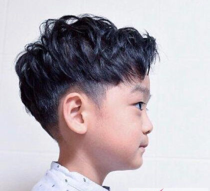 适合小男孩个性好看的潮流短卷发，刻痕短发、短碎发等图片集