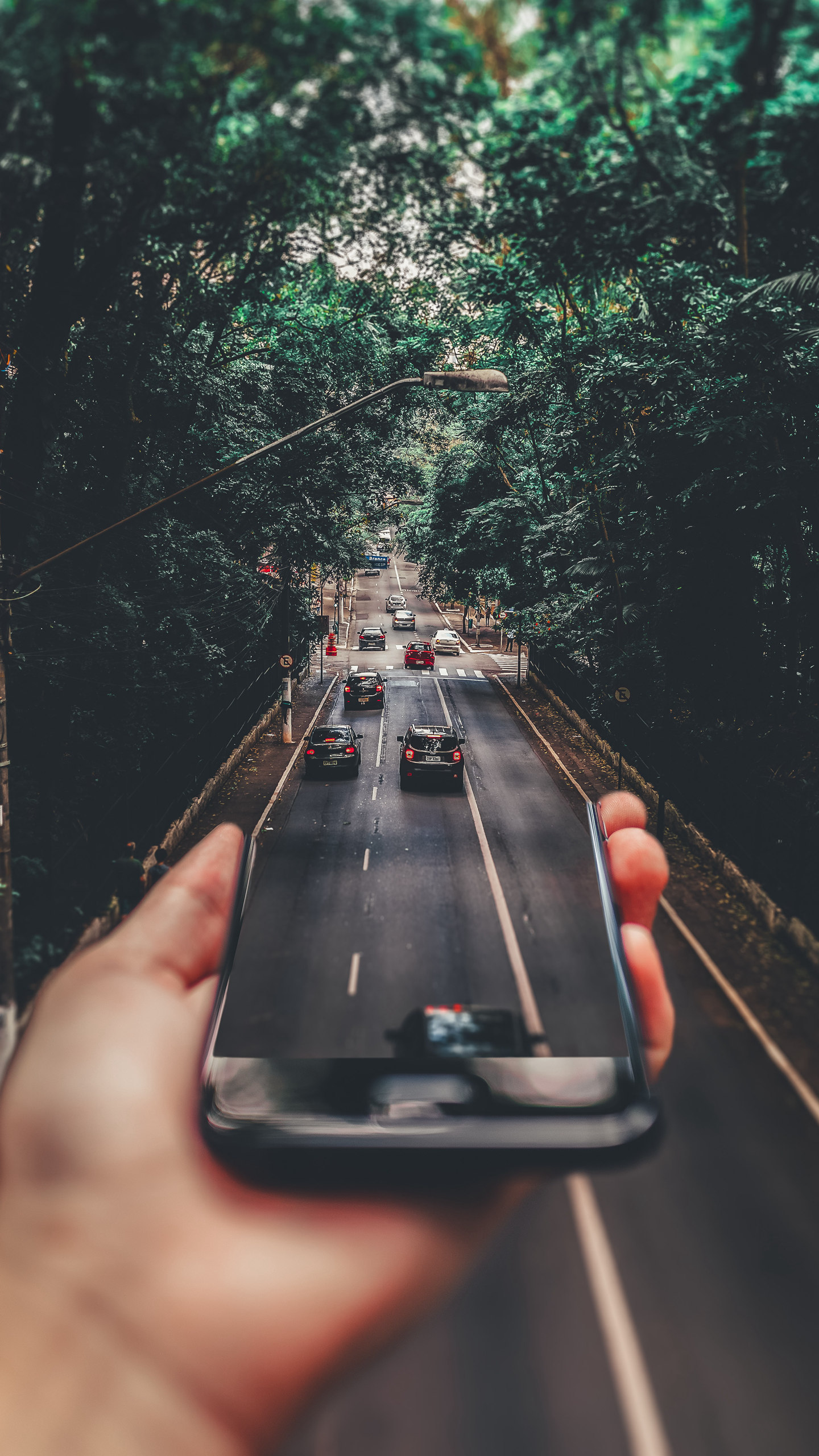 手机和高速公路的错位拍摄创意手机壁纸