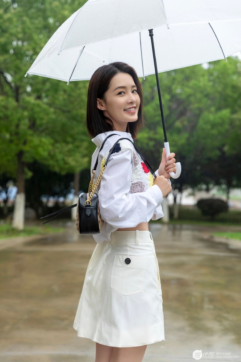 李沁手拿雨伞雨天出街，白衣短裙气质清新