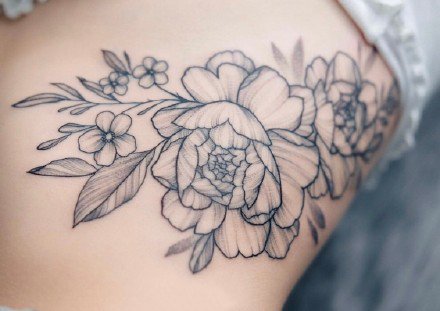 简单朴素花卉线条纹身图案，女人性感部位花朵花卉纹身图片