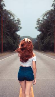 欧美高速路上行走的欧美长发美女背影唯美手机壁纸