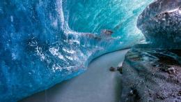阿拉斯加州，马他奴思卡冰川里的冰隧道景色壁纸图片