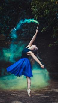 树林起舞的欧美舞蹈美女的唯美舞姿高清手机壁纸
