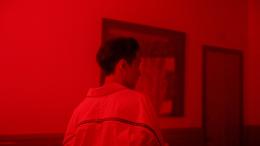 红色昏暗灯光下的张艺兴摄影桌面壁纸