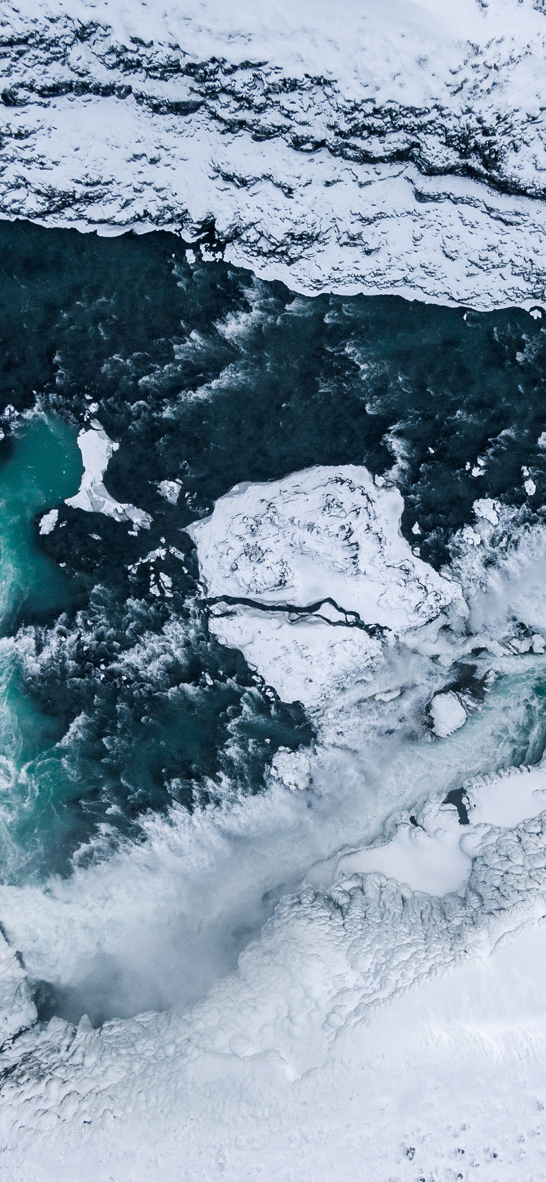 南极的唯美冰山浪潮航拍手机壁纸