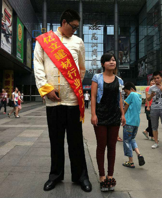 王同心曾在中国国家篮球特材队，身高2.35米，比姚明还要高9厘米。他表示自己身体一直疯狂生长，到19水时，王同心就已经达到了了2.35米。