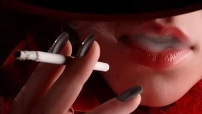 抽烟的<span style='color:red;'>女人</span>,别样风情。