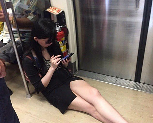 妹子，你这是把地铁当自己沙发了吗？
