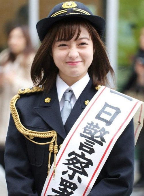 日本女警察，笑的多开心