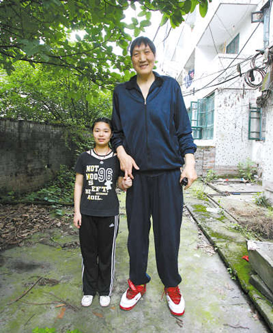 康建华-1964年生于重庆,身高2.32米,体重135公斤,腿长1.54米,在重庆打了10年篮球,是重庆籍第一高人。