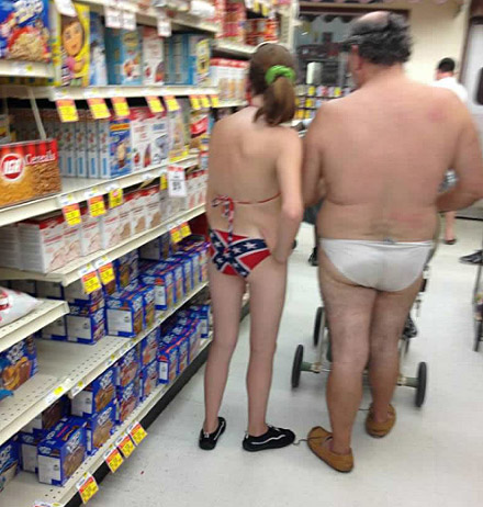 看看人家外国人去超市的装扮，跟被打劫过似的