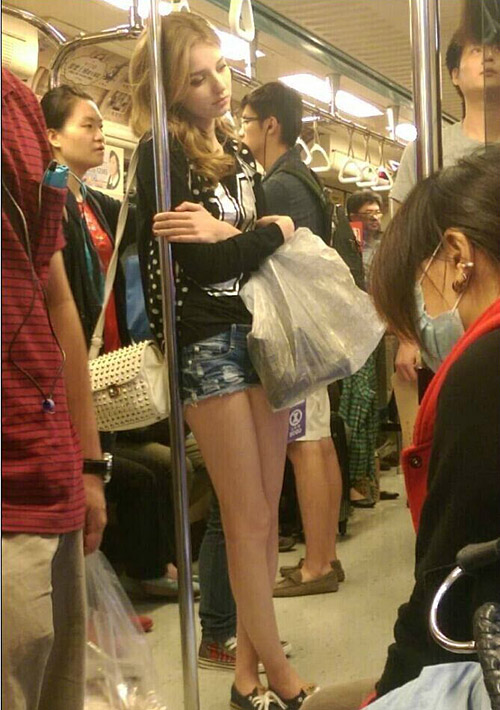 地铁上遇见了一个忧郁的外国妹子，好喜欢