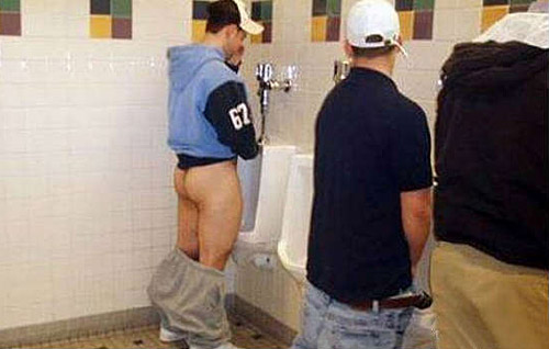 兄弟，尿个尿需要吧裤子拉下了那么多吗？