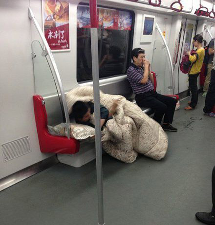 地铁上真好，有空调，睡觉超赞
