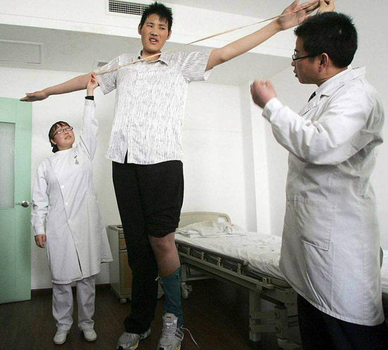 世界巨人赵亮，河南濮阳人，身高2.43米，体重124公斤，腿长1.57米长，超过姚明近20厘米的优势。