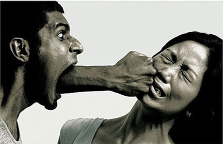 丈夫的骂声如同这样的拳头打在妻子脸上。