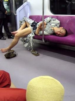 无精打采 地铁上睡作一团的日本人（<span style='color:red;'>组图</span>）