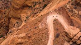 犹他州峡谷地国家公园，两名骑手在蜿蜒曲折的谢福小道壁纸图片