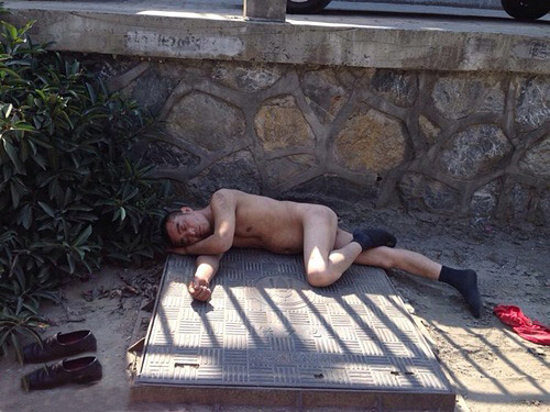 早上路边发现一个裸汉子。
