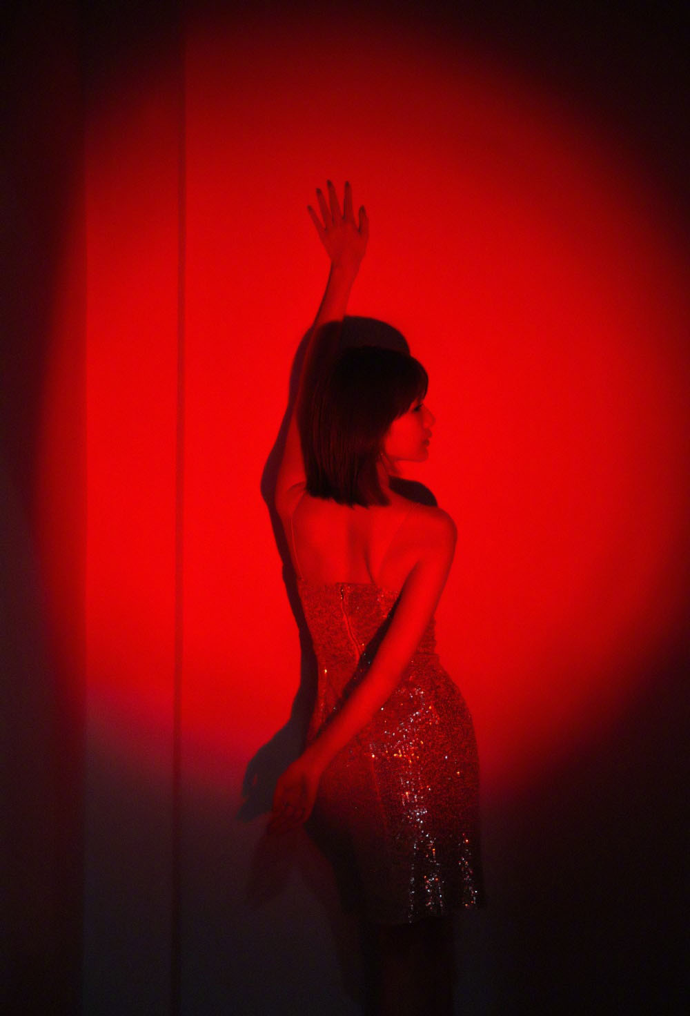 毛晓彤暗红光影中的迷离性感，吊带深V长裙着身，体态妖娆，魅力十足