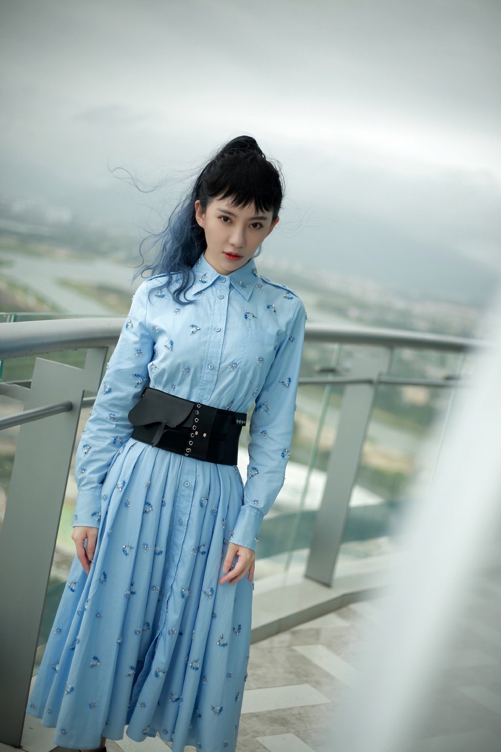 刘萌萌齐刘海长发搭配蓝色带水晶连衣裙气质写真照