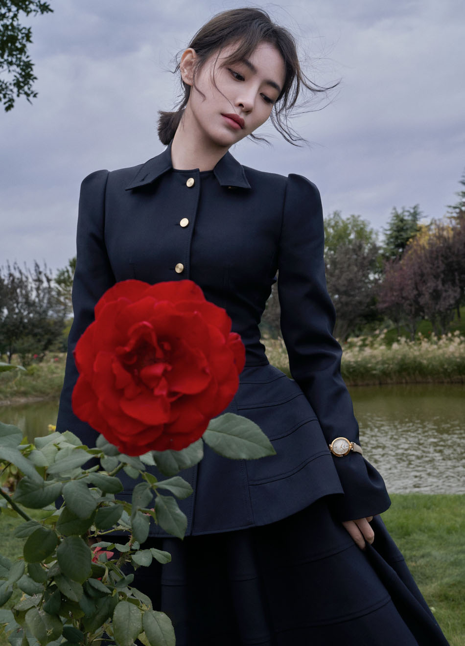 许佳琪、赵小棠户外湖畔意境写真，和带刺玫瑰同框，唯美十足