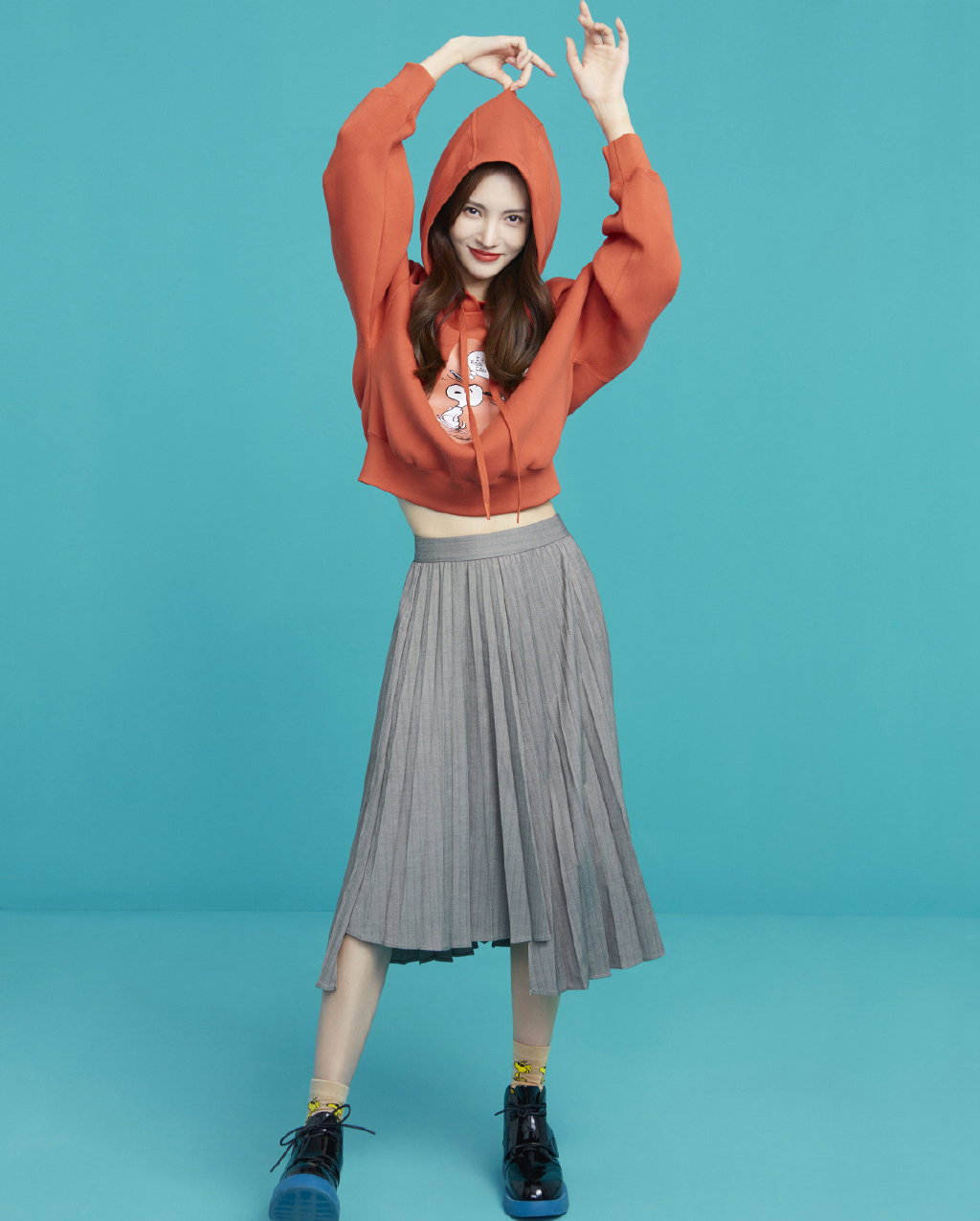 金晨<span style='color:red;'>俏皮</span>可爱气质写真，橙色卫衣搭配灰色长裙，显苗条身材
