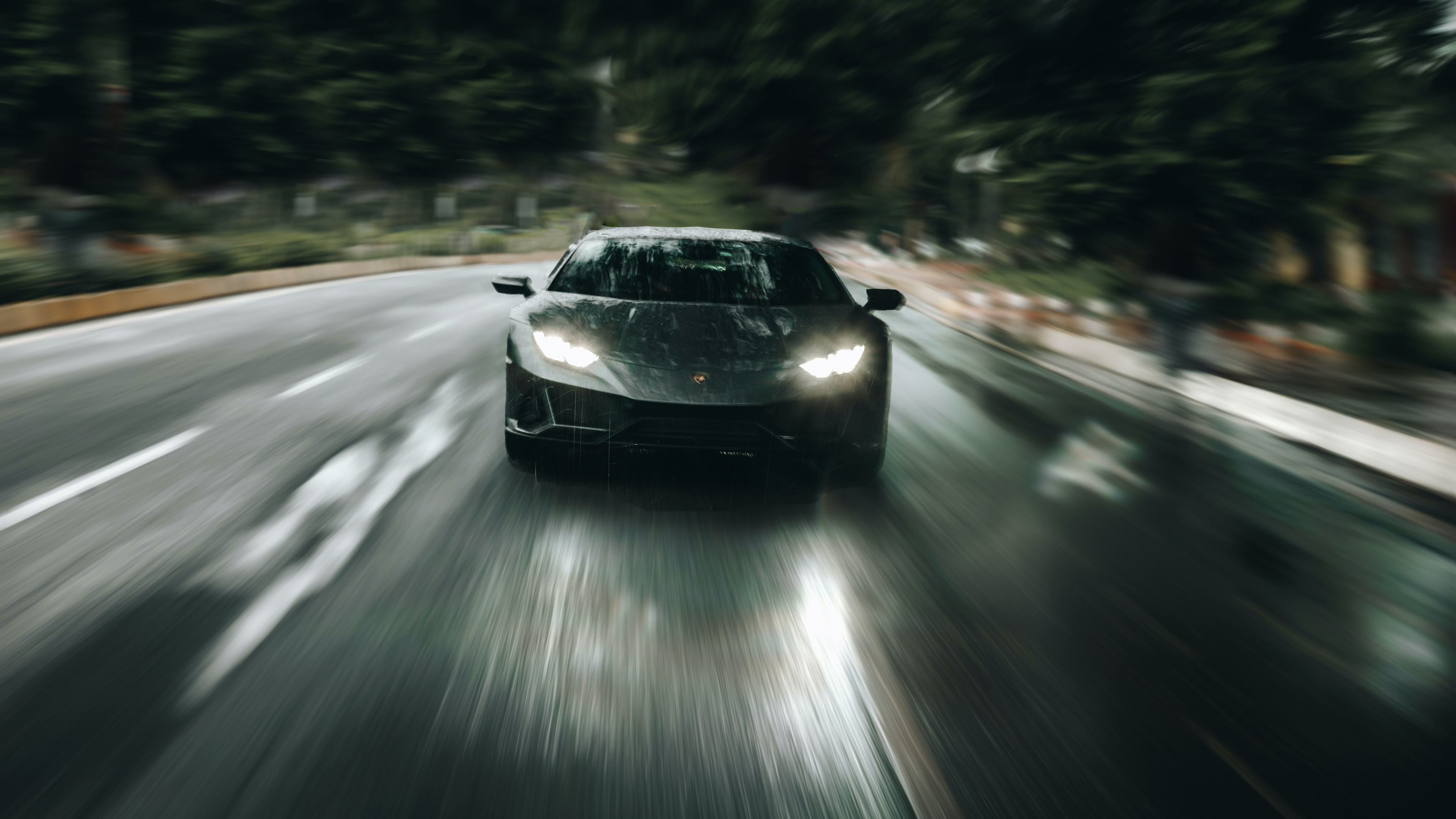 动效摄影雨中行驶的黑色兰博基尼跑车高清壁纸