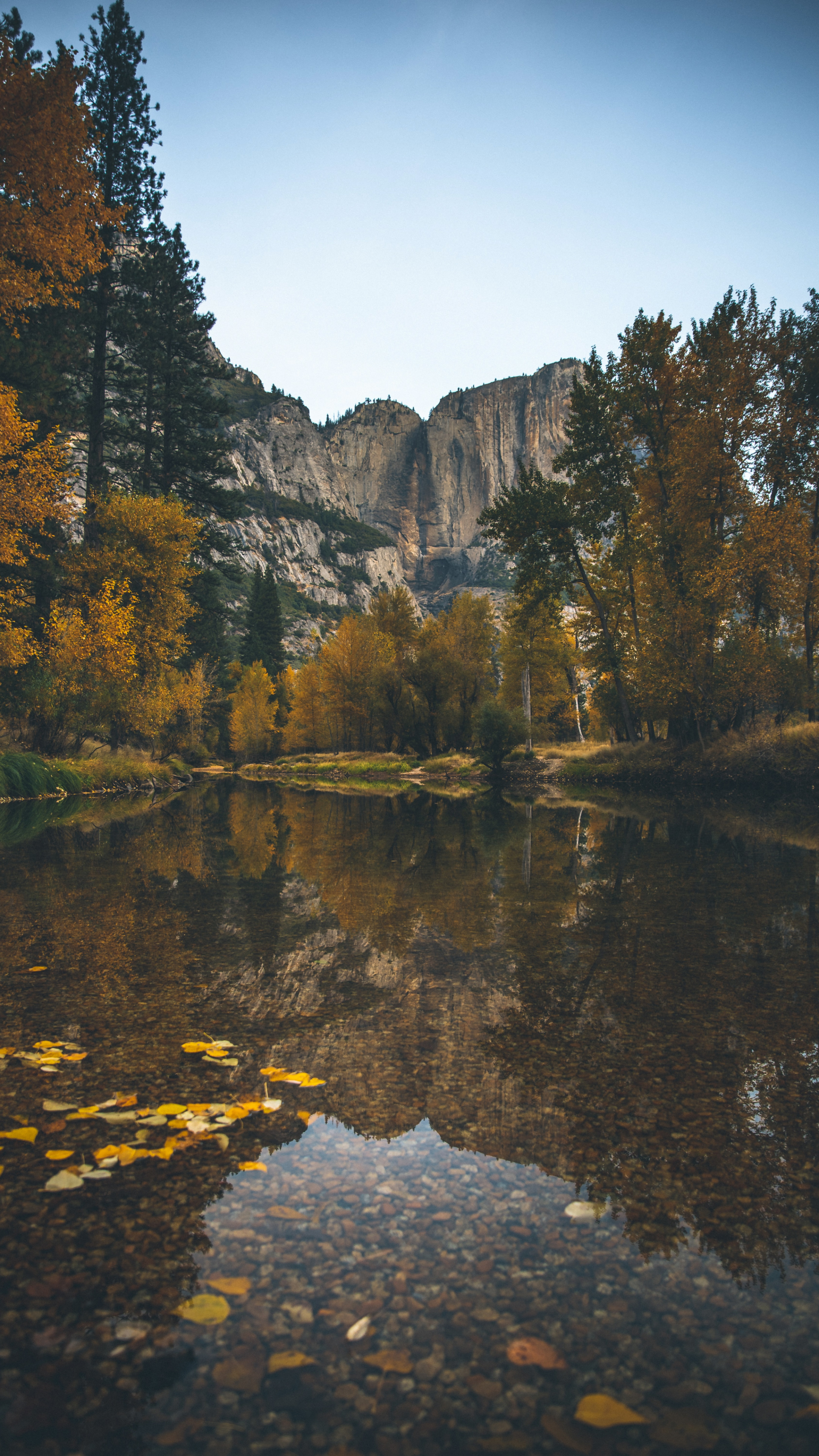 山谷中的一座湖泊风景手机背景图片