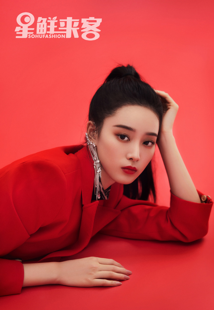 美女歌手徐艺洋黑，红，白三色不同穿搭甜美酷冷时尚写真