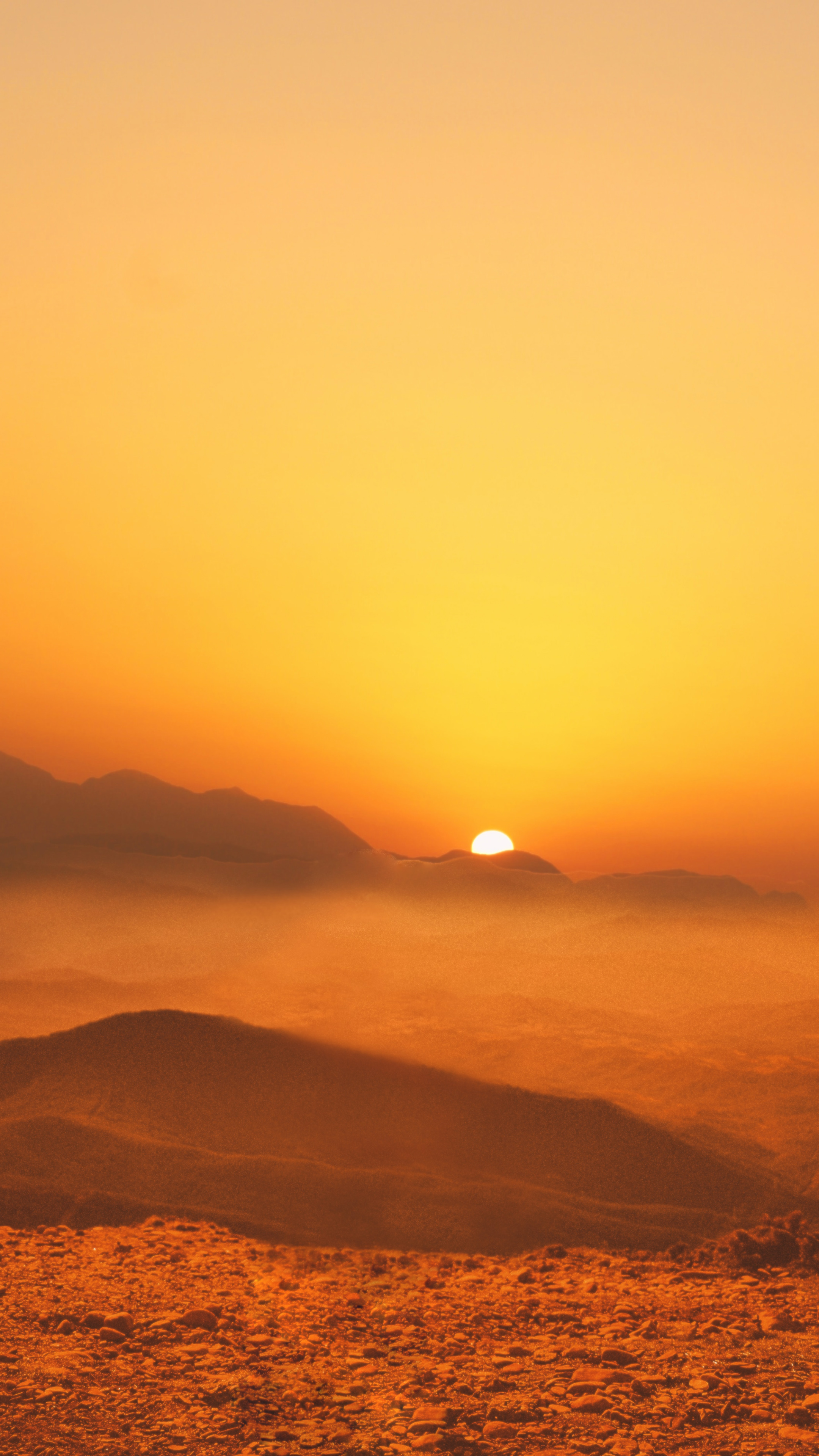 戈壁黄土坡上的日出风景