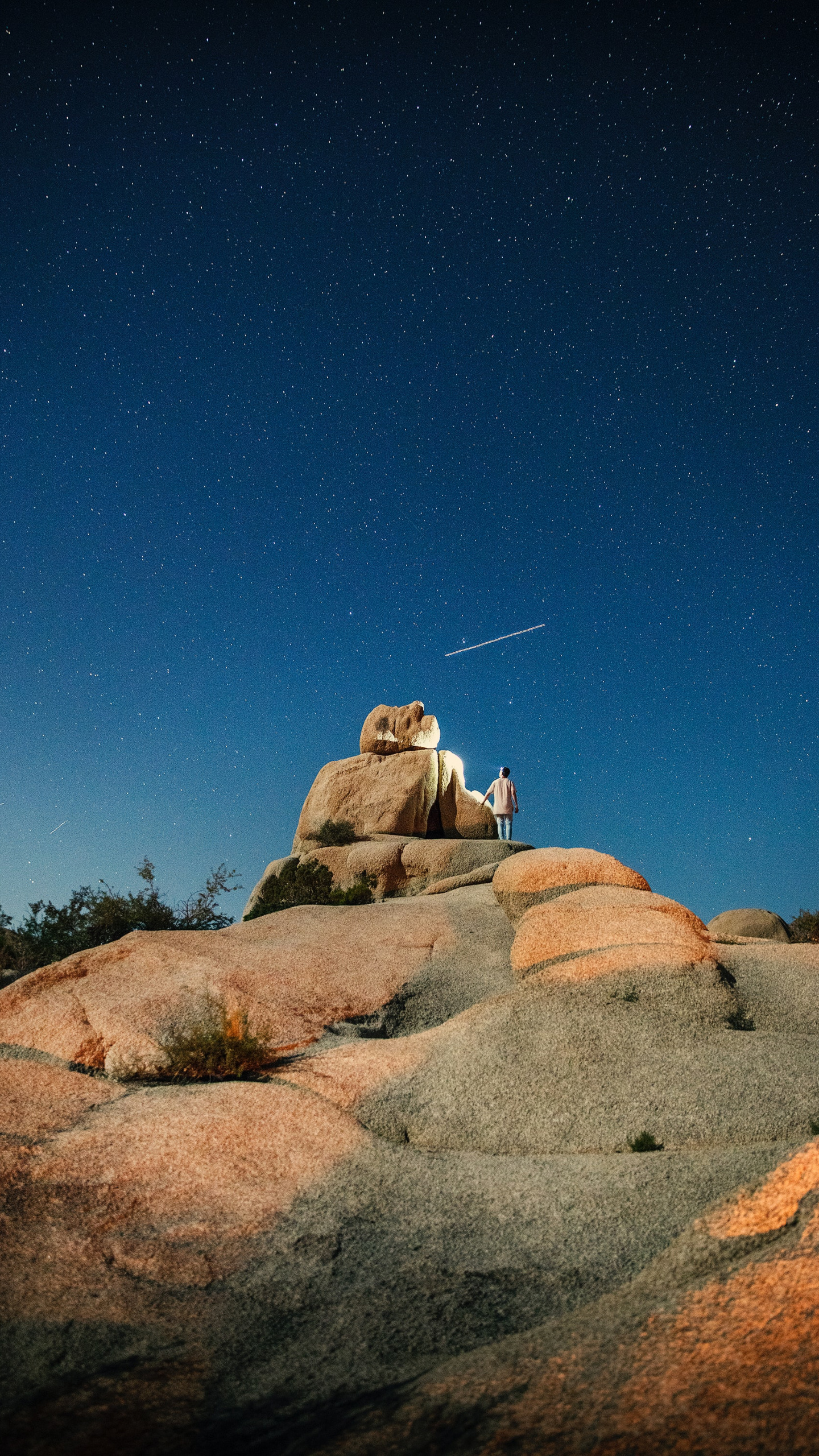 星空夜下旅游名地富有特色的石头山顶风景手机壁纸