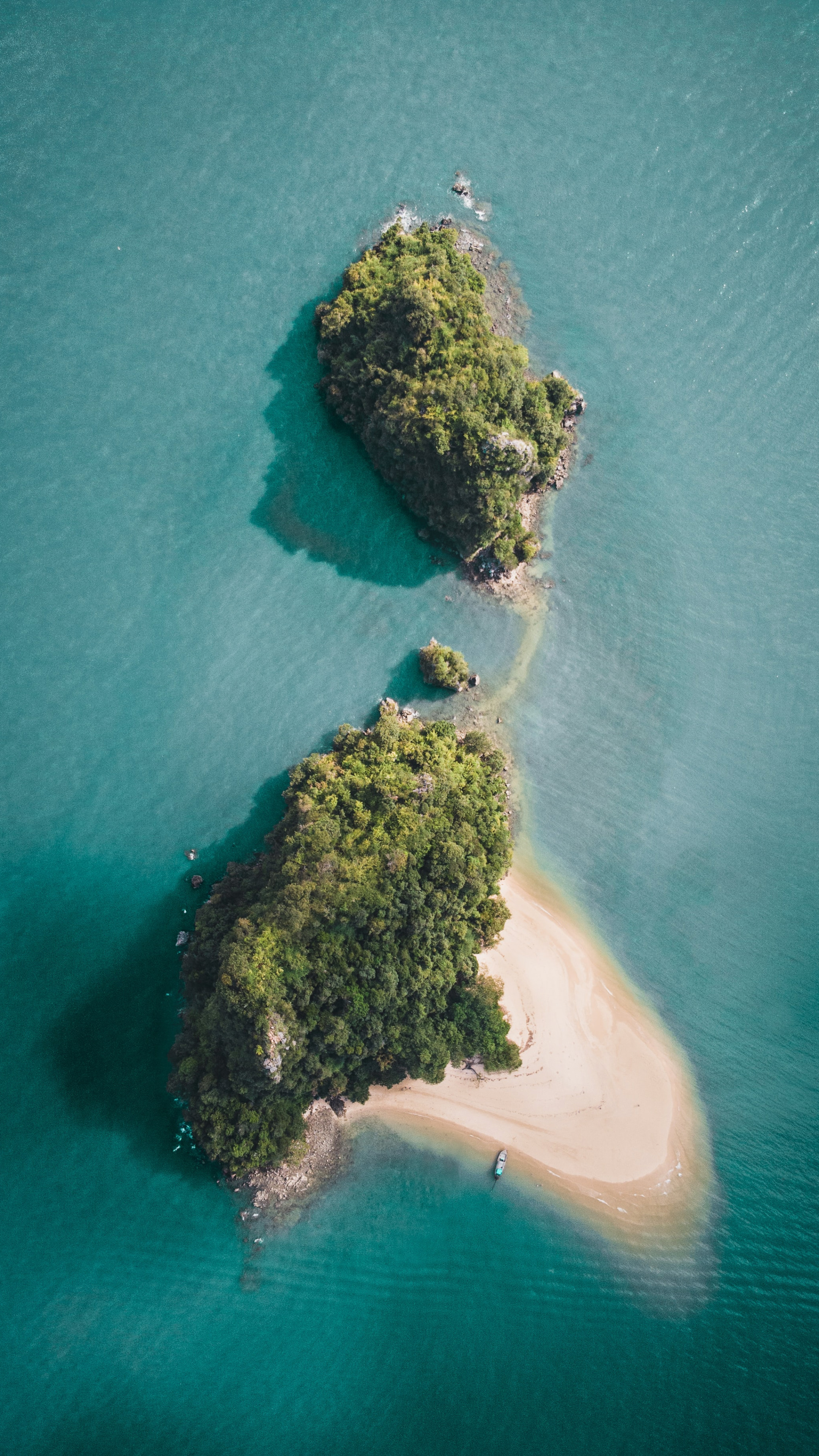 海上奇特的两座小岛风景航拍手机壁纸