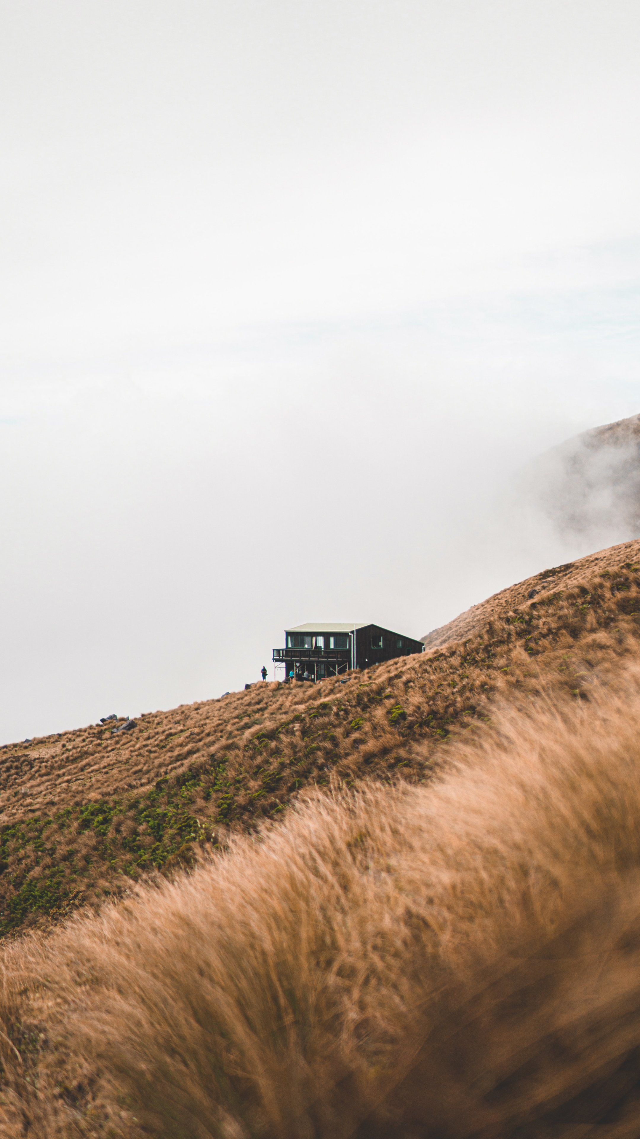 被云雾包围的山中小屋风景手机壁纸