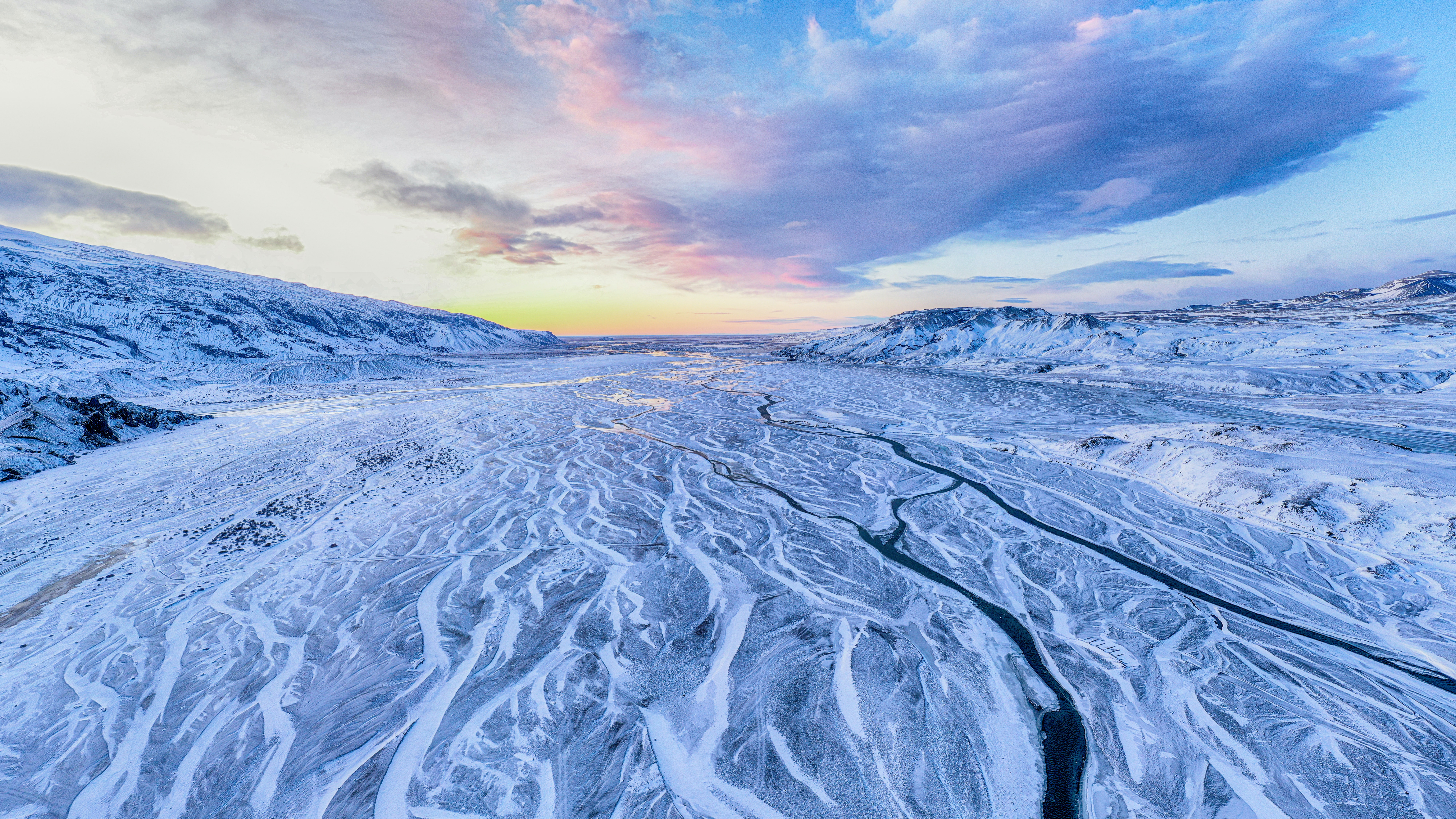 冰天雪地的山脉河川落日风景