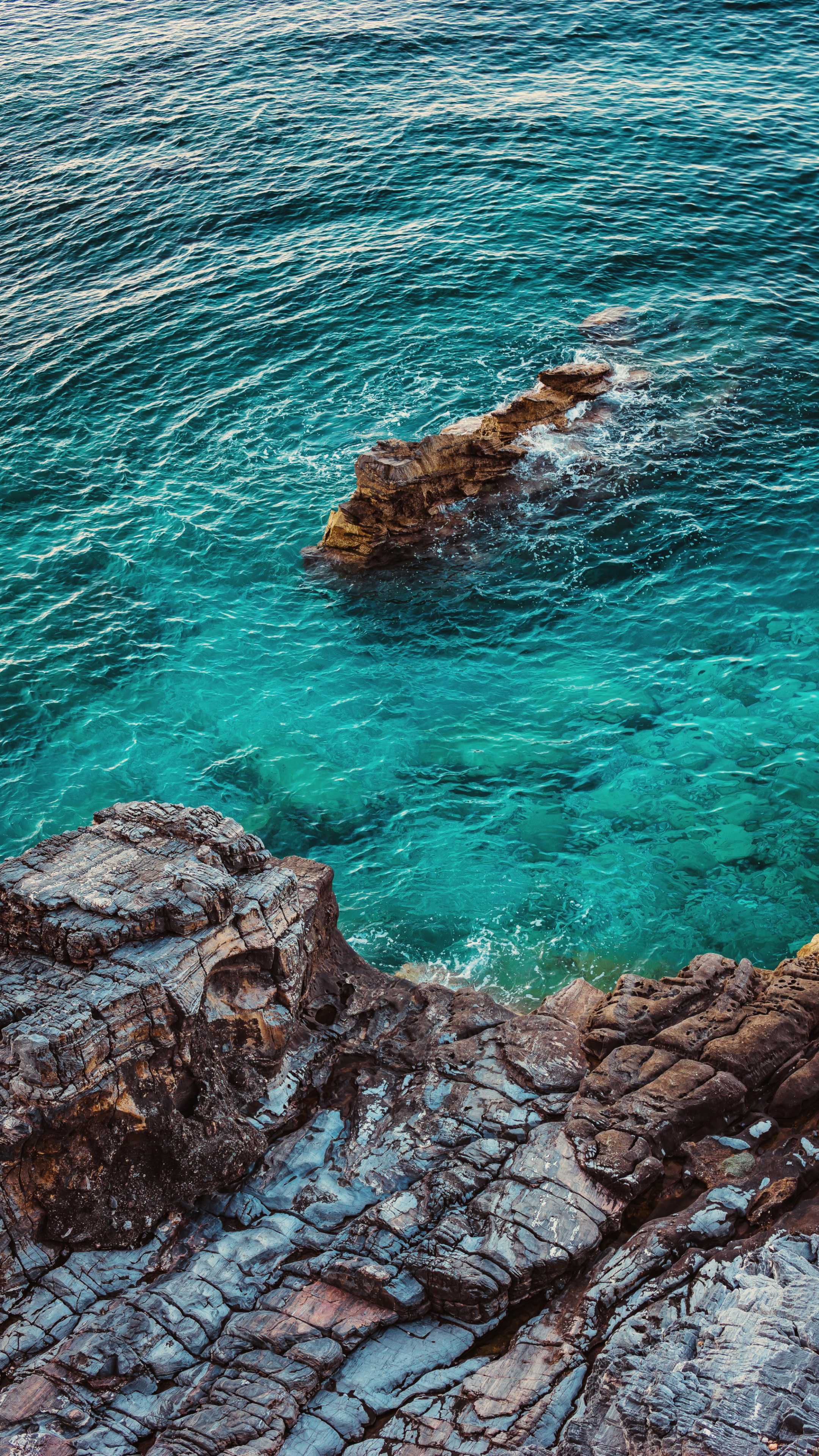 青色礁石海岸摄影手机壁纸图片