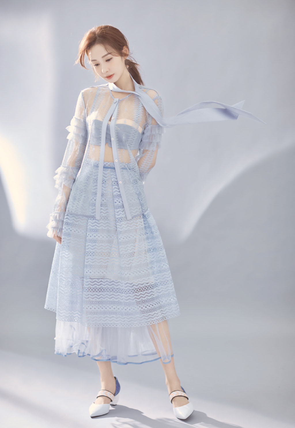郑合惠子蓝色清爽透明长裙美丽仙气写真照片