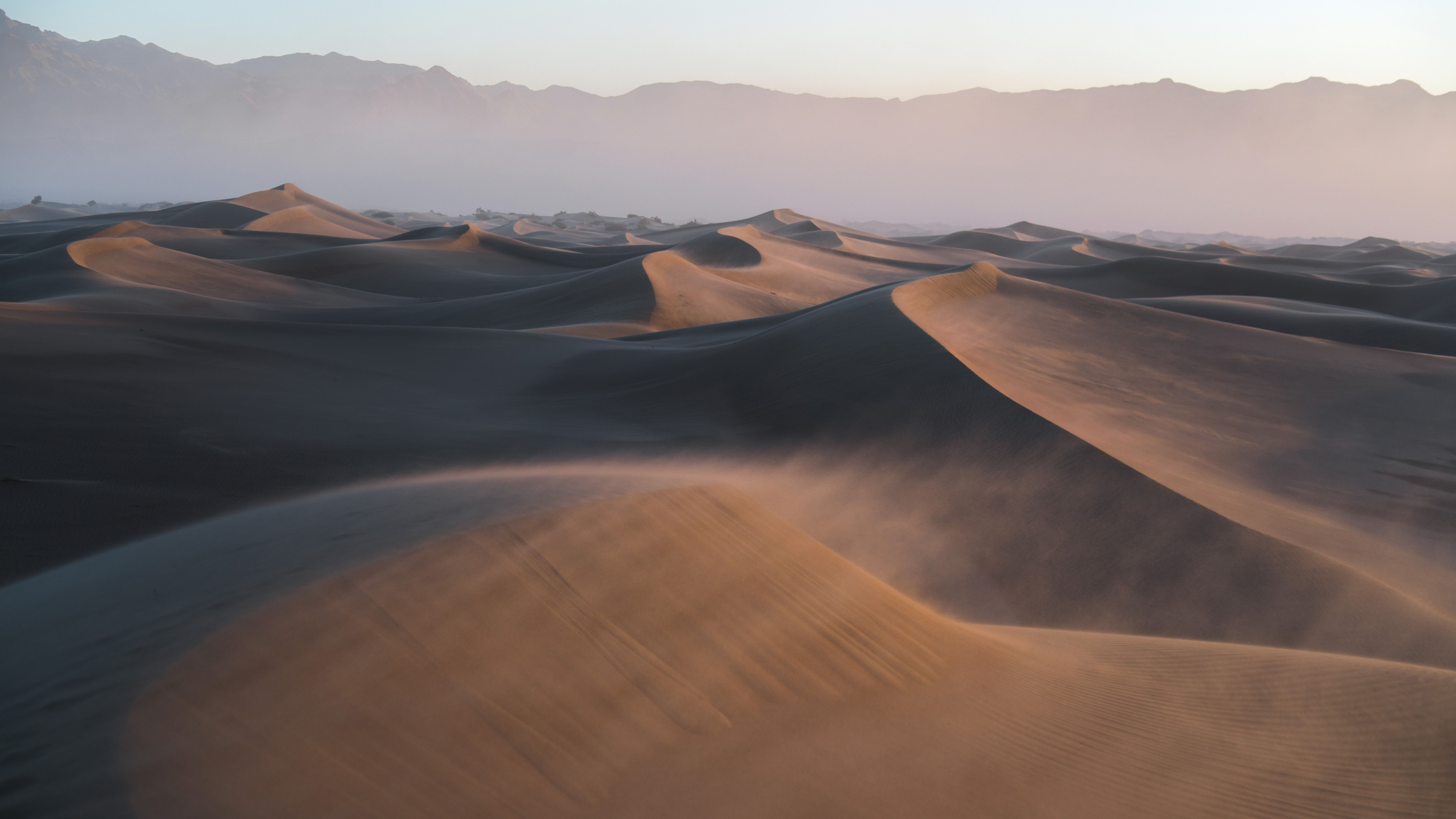 沙尘飞起的沙漠风景高清8K壁纸图片